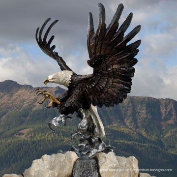 Führende Bronzefabriken produzieren die große Bronzeadler-Skulptur für den Landschaftsbau